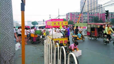 野摊黑摩的占领北京大红门行人通过得找缝钻(图)