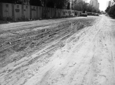 北京通州一小区300米土路两年无人修