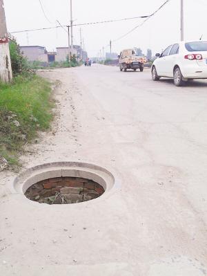 300米路段现6个无盖井伤车伤人隐患重重(图)