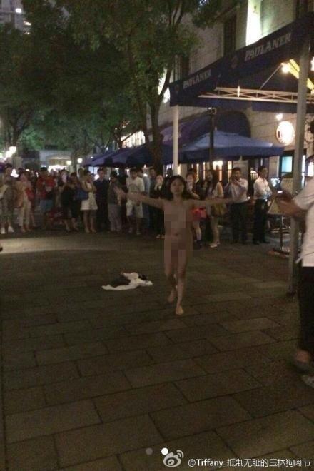 女子深夜街头裸奔引围观疑患有精神病(图)