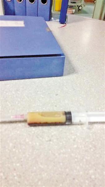 男子看世界杯大吃大喝抽血抽出半管血半管油(图)