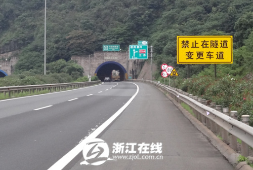 男女凌晨高速停车引警察盘问女方刚穿好内裤(图)