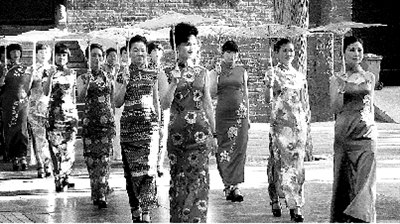 旗袍女少林寺前扭摆走秀僧人:佛门重地不妥(图)