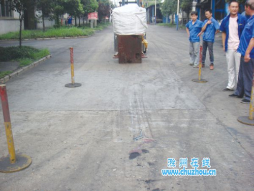 男子突遭叉车拖行呼救声被掩盖下体局部破碎(图)