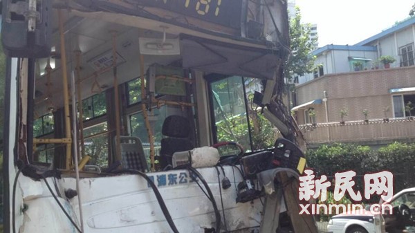 上海一路段公交等数车相撞致十余人受伤(图)