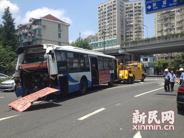 上海一路段公交等数车相撞致十余人受伤图