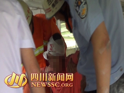 六旬老人突发精神病用菜刀砍自己头部欲轻生(图)