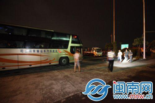 超载大巴遇查狂冲8公里司机下车当场开跑(图)