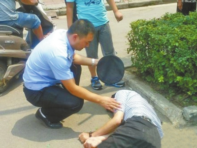 河南一民警用警帽为醉汉扇风遮阳走红网络(图)