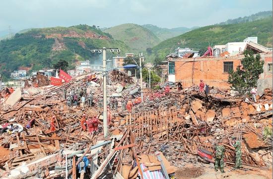 鲁甸震中龙头山镇新街一房不倒老街夷为平地引深思