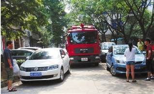 火灾小区没消防栓消防通道被堵消防员端脸盆救火