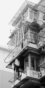 阳台钢保笼底部突断裂主妇从5楼摔下重伤(图)