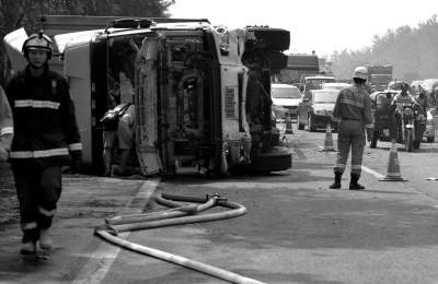 大货车越栏侧翻撞奇瑞轿车两司机均受伤但无大碍