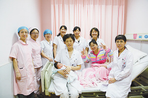 孕妇剖出男婴后羊水栓塞十余医生抢救三天三夜