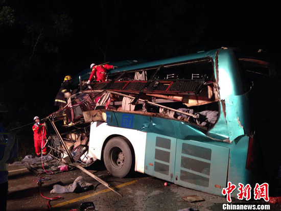 东莞至广西大巴与运沙车相撞已致十多人死伤(图)