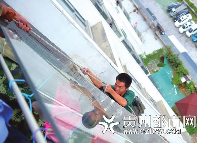 嫌施工打扰看喜羊羊“熊孩子”割断工人安全绳