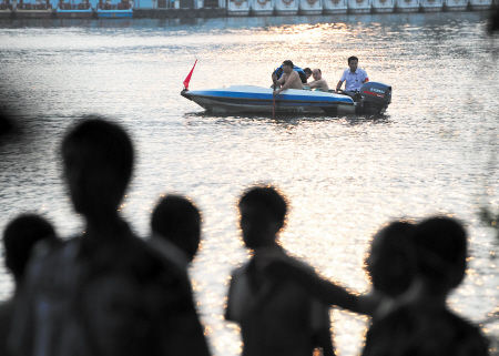 长沙3岁女童在公园脚踏船上洗手掉落湖中溺亡(图)