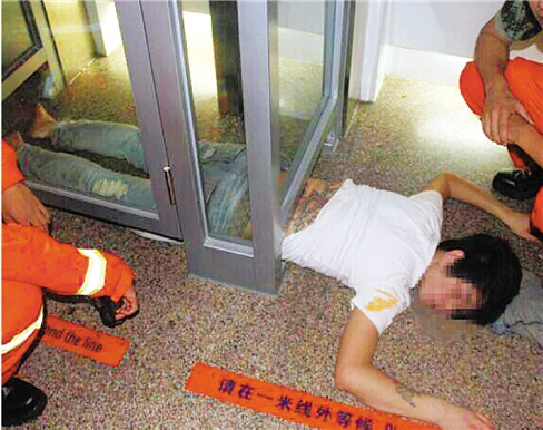 醉汉凌晨遭ATM机房门卡住被救到派出所才醒(图)