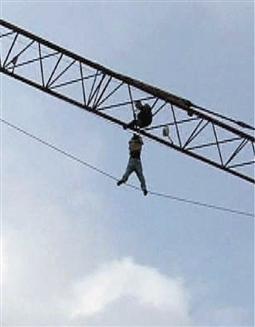工人修塔吊滑落挂在几十米高钢丝绳上获救(图)