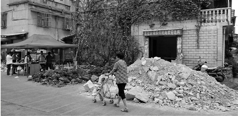 为赶走肉店2车泥石堆路上10天城管警方不管(图)