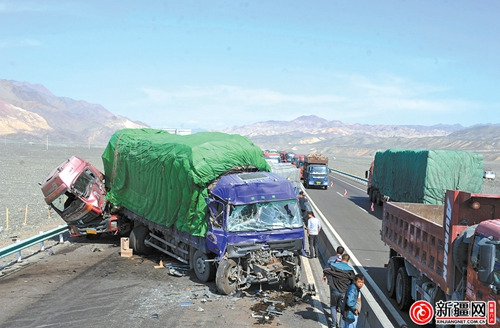 新疆连霍高速发生4起车祸12辆货车相撞无人受伤