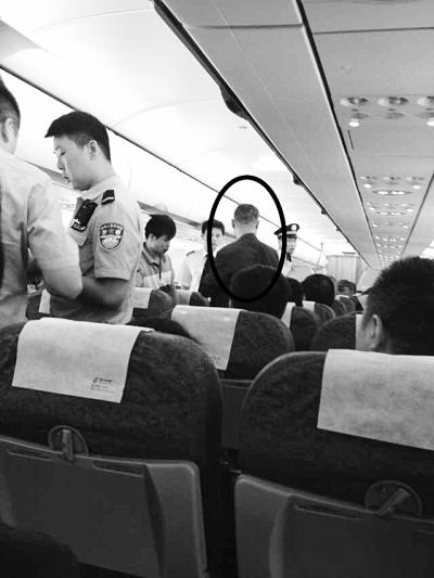男子飞机上不断换座位搬行李趁机偷4千元(图)