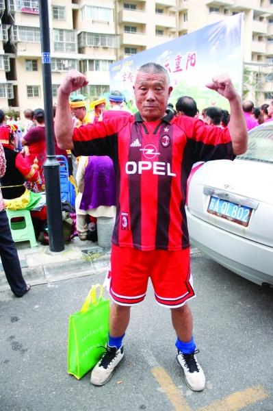 六旬翁每天运动6小时自称肺活量7000+水平(图)