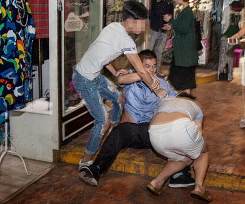 男子尾随非礼年轻女子被抓情绪激动撞倒警察(图)