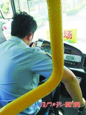 公交司机聊天玩手机看海景服务冰冷车厢脏乱差(图)