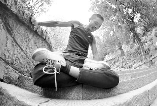 小伙高位截瘫历时24小时徒手登顶泰山(图)