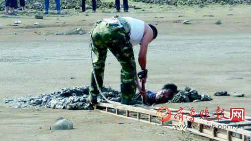 男子陷沼泽被困一天一夜救援人员绳拽锨挖救出(图)