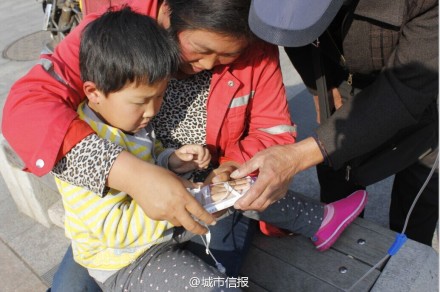 环卫工抱女儿路边打吊瓶称想多挣点钱没请假(图)