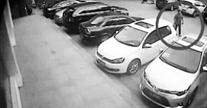男子倒车10分钟剐蹭邻车15次神技惊倒一片(图)