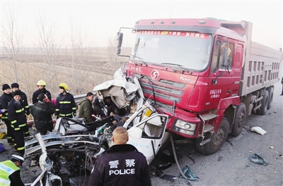 黑龙江:重型货车追尾碾碎面包车致5死6伤(图)
