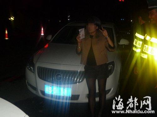 80后女司机酒驾被逮摆“剪刀手”留影(图)