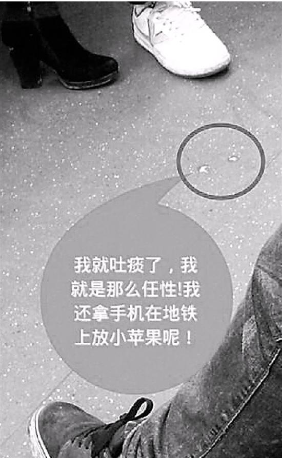 杭州地铁现吐痰大叔 地铁集团:未接到类似反馈