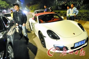 广州飙车族深夜频出没漂移五分钟“烧钱”上千元