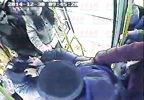 公交车上为争座位两老人围殴一女乘客(图)