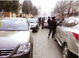 ˾����ͷ���󳵴��ķ����공ͣ·�м���ӵ�£�ͼ��