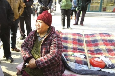 ��Ѯĸ�׽�ͷ¶��4���µȶ��ӣ�Լ�ý��һؼң�ͼ��