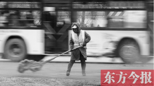 超龄环卫工难办工伤保险为防意外车上插旗帜(图)