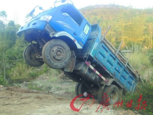 货车超重上坡尾车厢突着地似人间大炮发射(图)