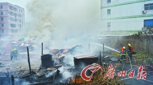空地木材起大火煤气罐爆炸“飞”进工厂车间