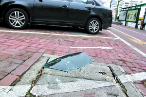 10余辆小车凌晨被砸玻璃盗窃监控录像拍下过程