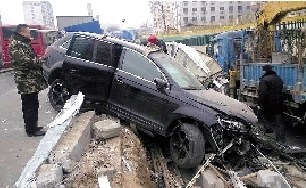 奥迪Q7凌晨撞断快车道隔离栏车主购车仅5天(图)