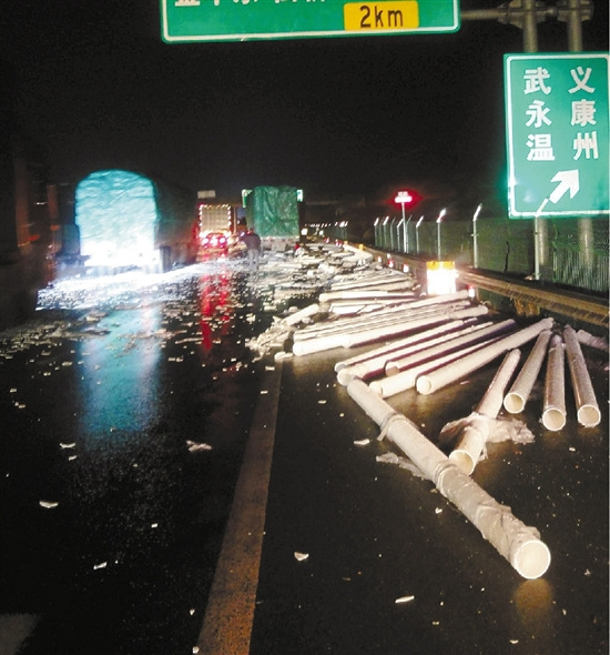 载塑料管货车高速管子掉一地司机全然不知(图)
