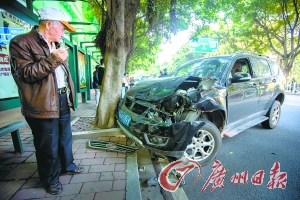 两司机斗气“碰碰车”路边青年无辜被撞(图)