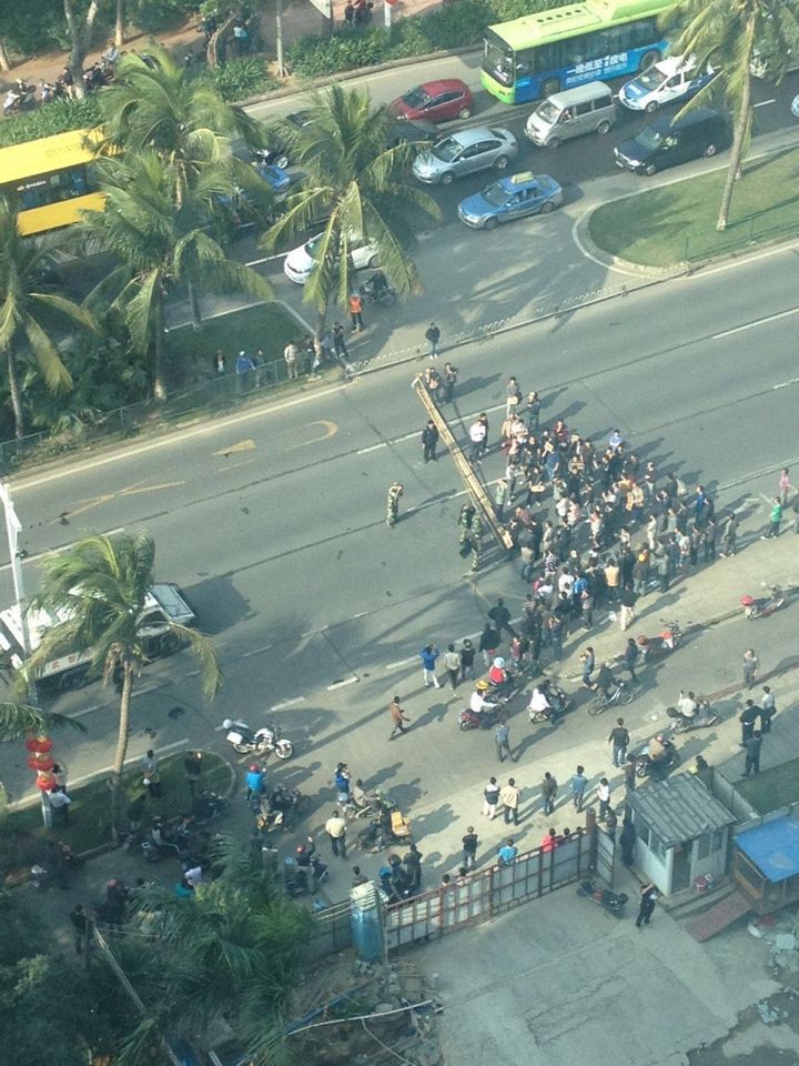 海口一广场200多名民工讨薪副市长现场调解(图)