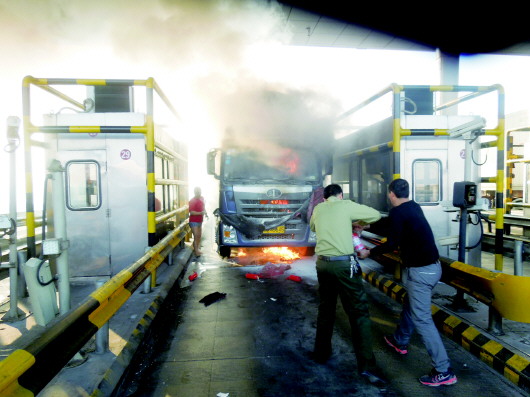 大货停车交费车头突起火一车快递险被烧(图)