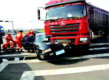 货车“骑”上轿车头消防官兵破拆轿车救出被困者